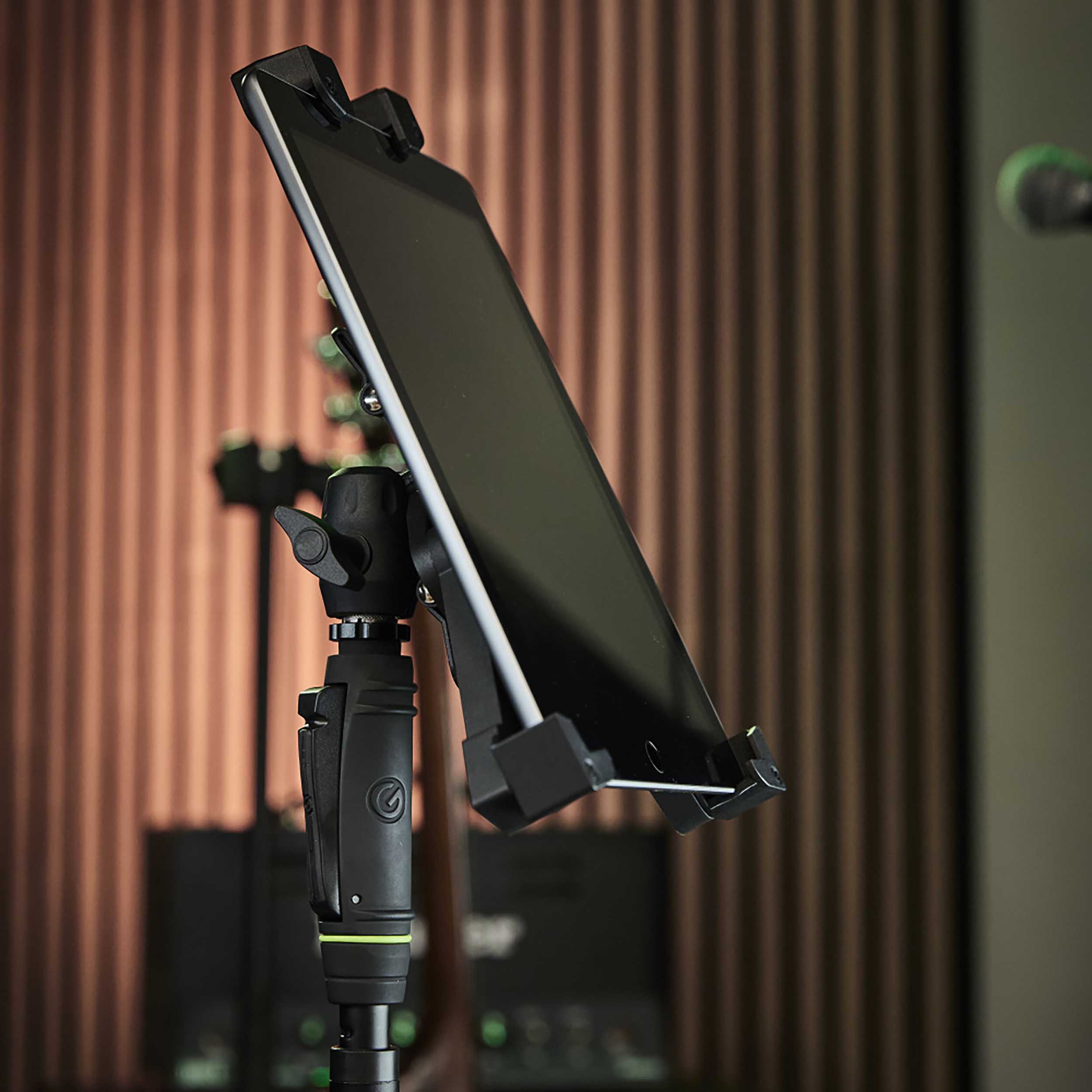 Gravity MA T TH 02, Traveler Universal Tablet Holder for Stand Mounting by Gravity