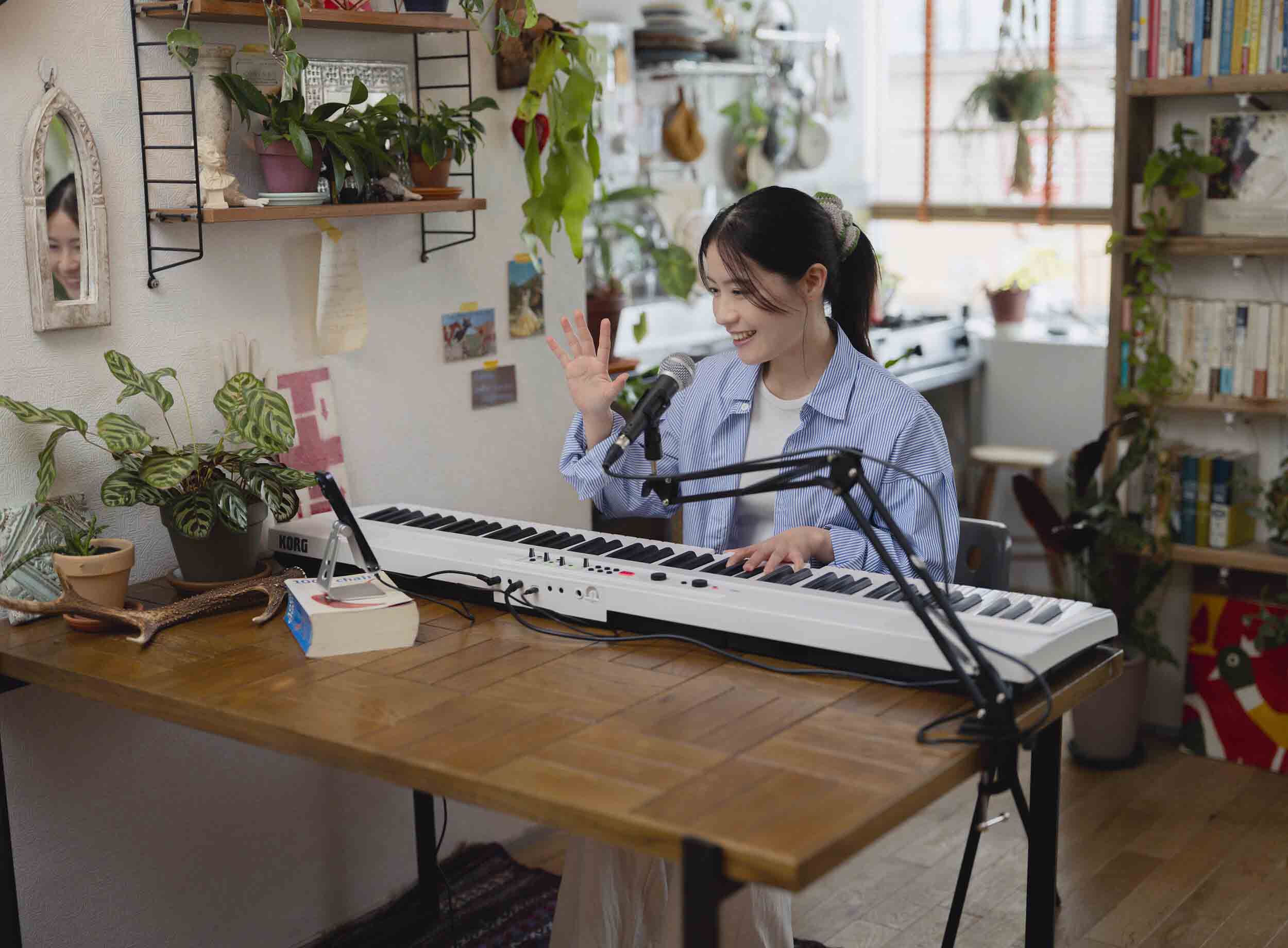 Korg L1LIVE 88-Key Digital Piano with Mic by Korg