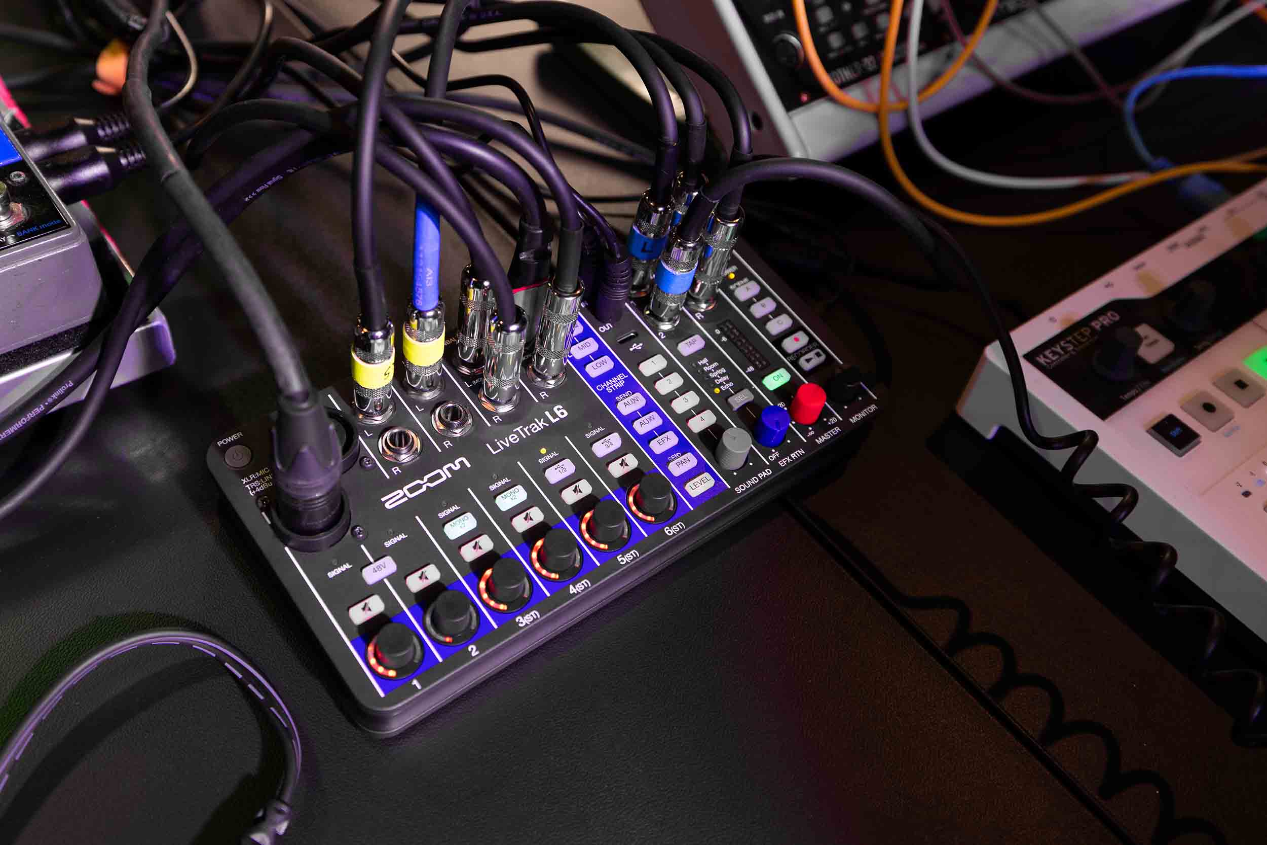 ZOOM ZL6, 10-Track Digital Mixer and Recorder by Zoom