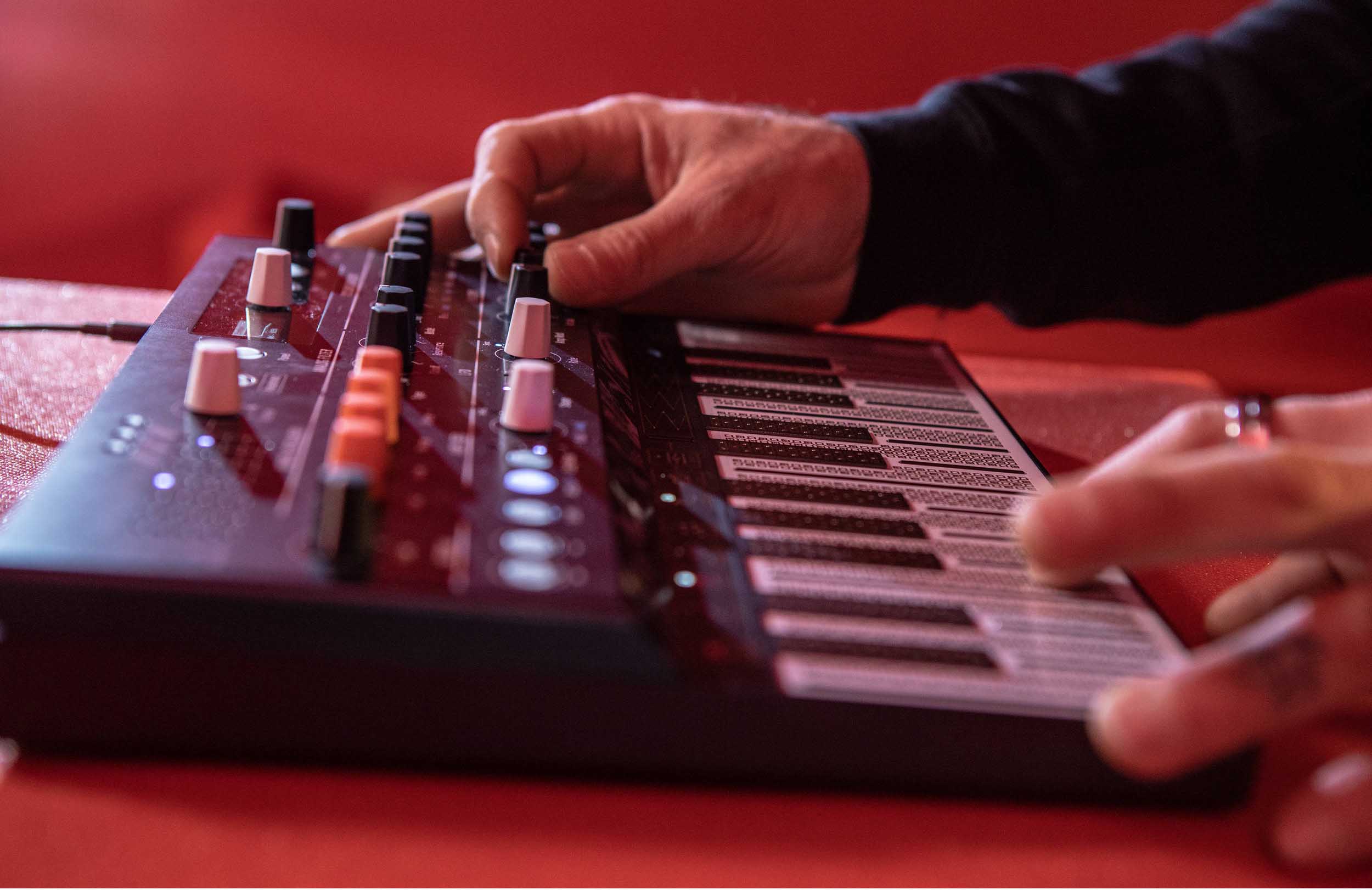 Arturia MICROFREAK Synthesizer, Hybrid Digital Analog Programmable Synthesizer by Arturia