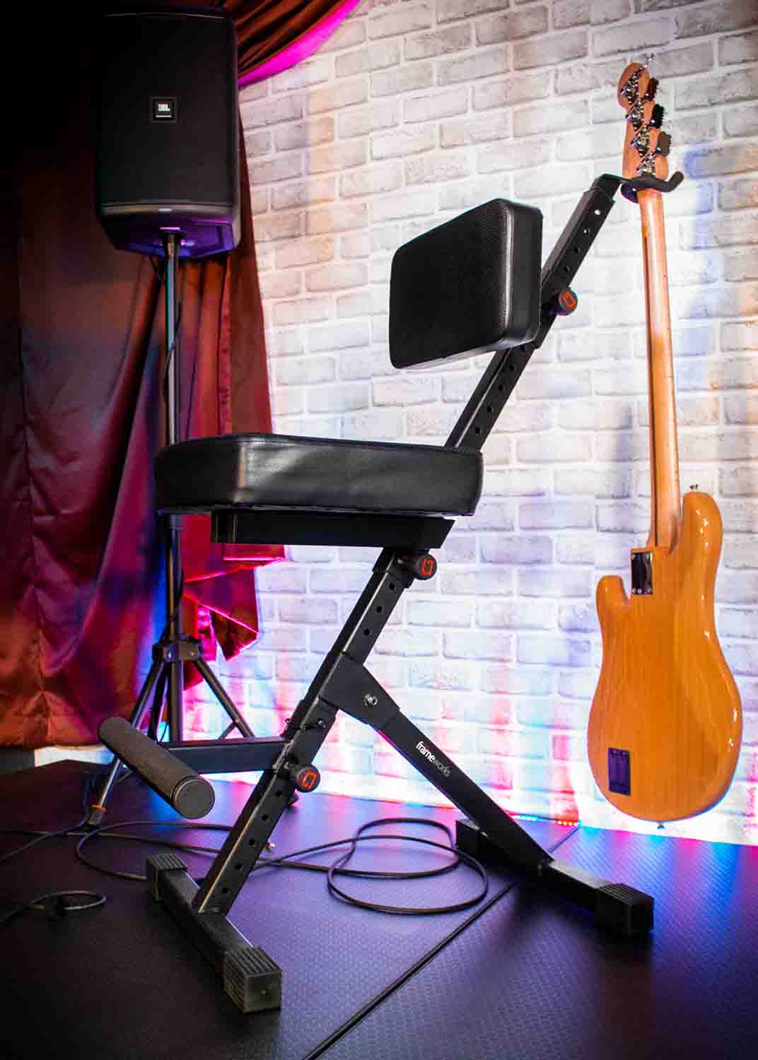 Gator Frameworks GFW-GTR-SEATDLX Deluxe Guitar Seat with Rear Guitar Hanger - Hollywood DJ