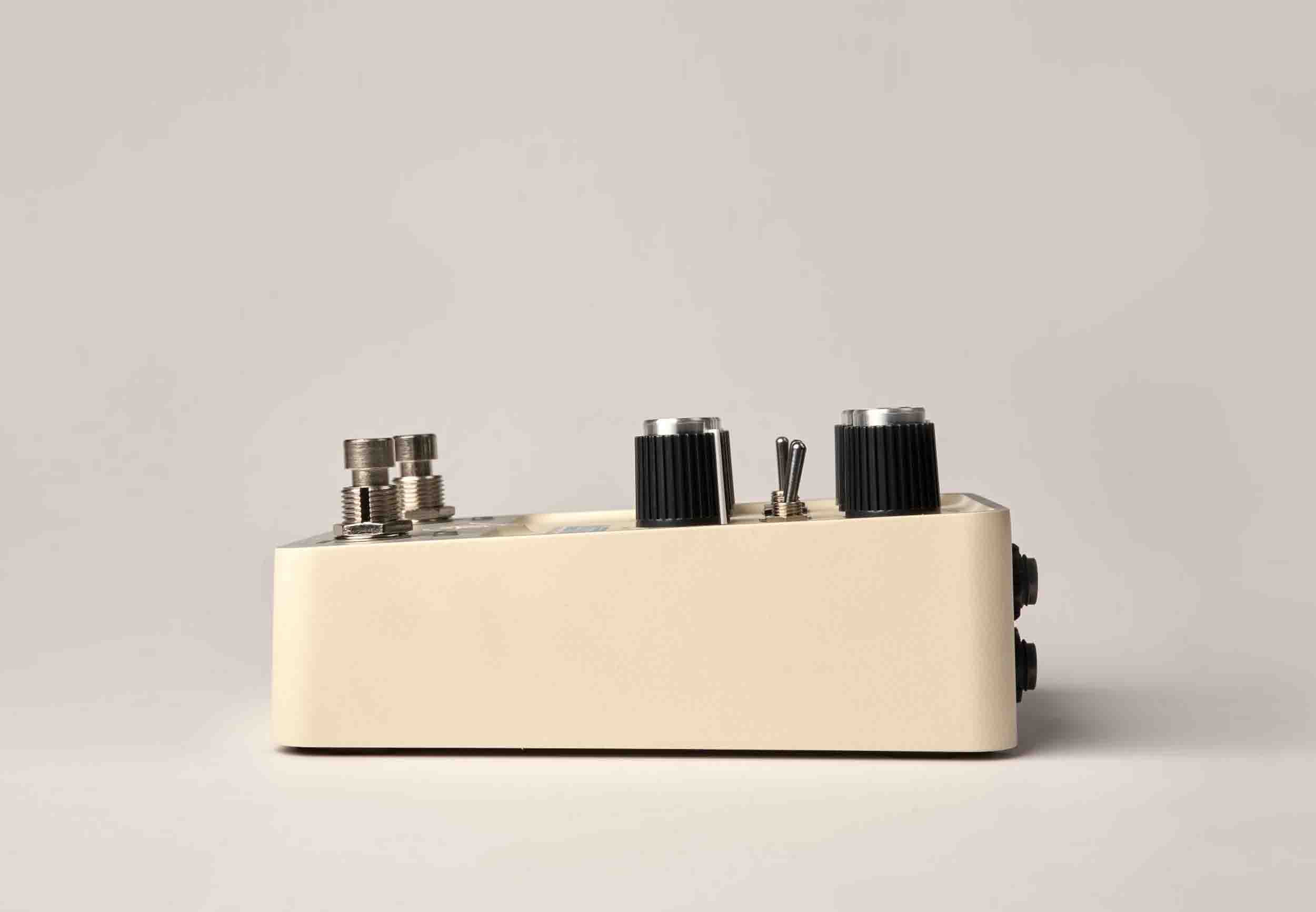 Universal Audio Astra Modulation Machine Pedal - Hollywood DJ