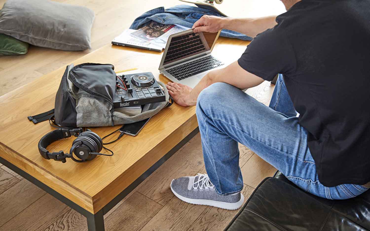 Hercules DJ Control Inpulse 200 With Built-In Audio Interface DJ Controller - Hollywood DJ