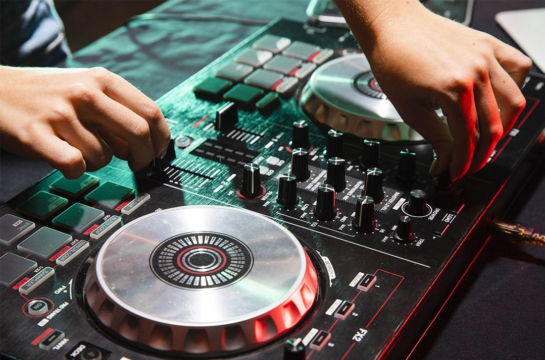 Reasons Why DJ Controllers Play Vital Role for DJs