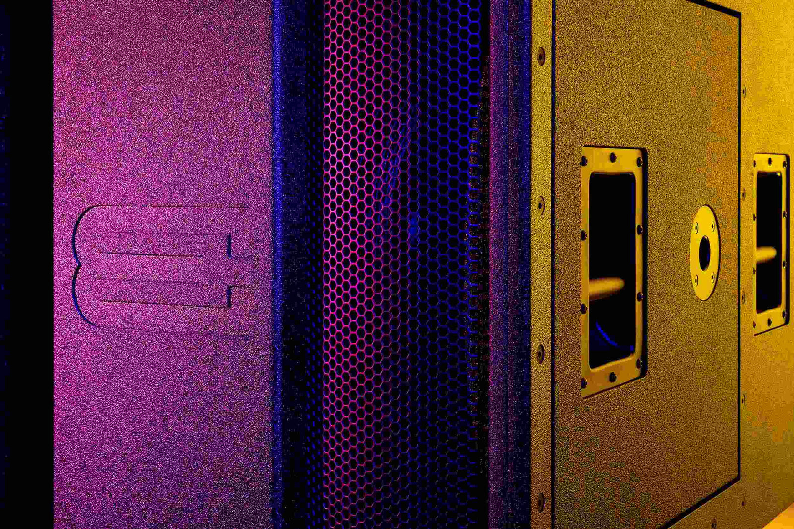 B-Stock lightly used item: BASSBOSS Makara-DBL21-MK3, Dual 21-inch Powered Subwoofer - 5000 W by BASSBOSS