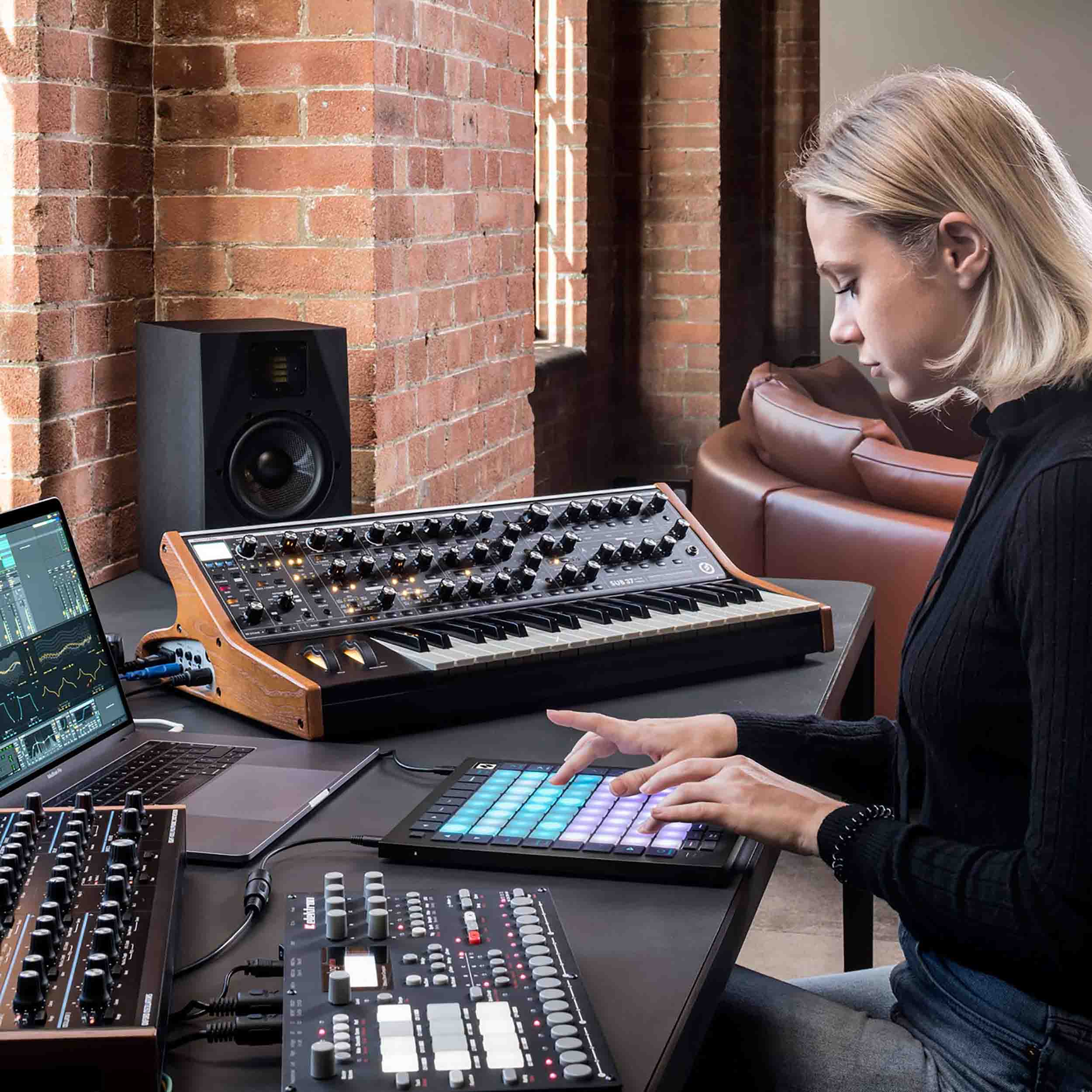 Novation LAUNCHPAD-PRO MIDI Controller and Grid Instrument by Novation
