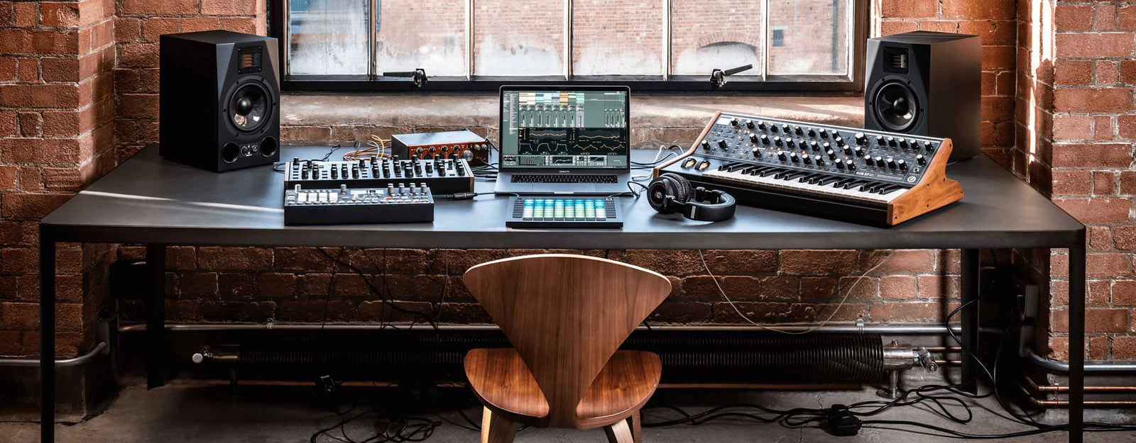 Novation LAUNCHPAD-PRO MIDI Controller and Grid Instrument by Novation