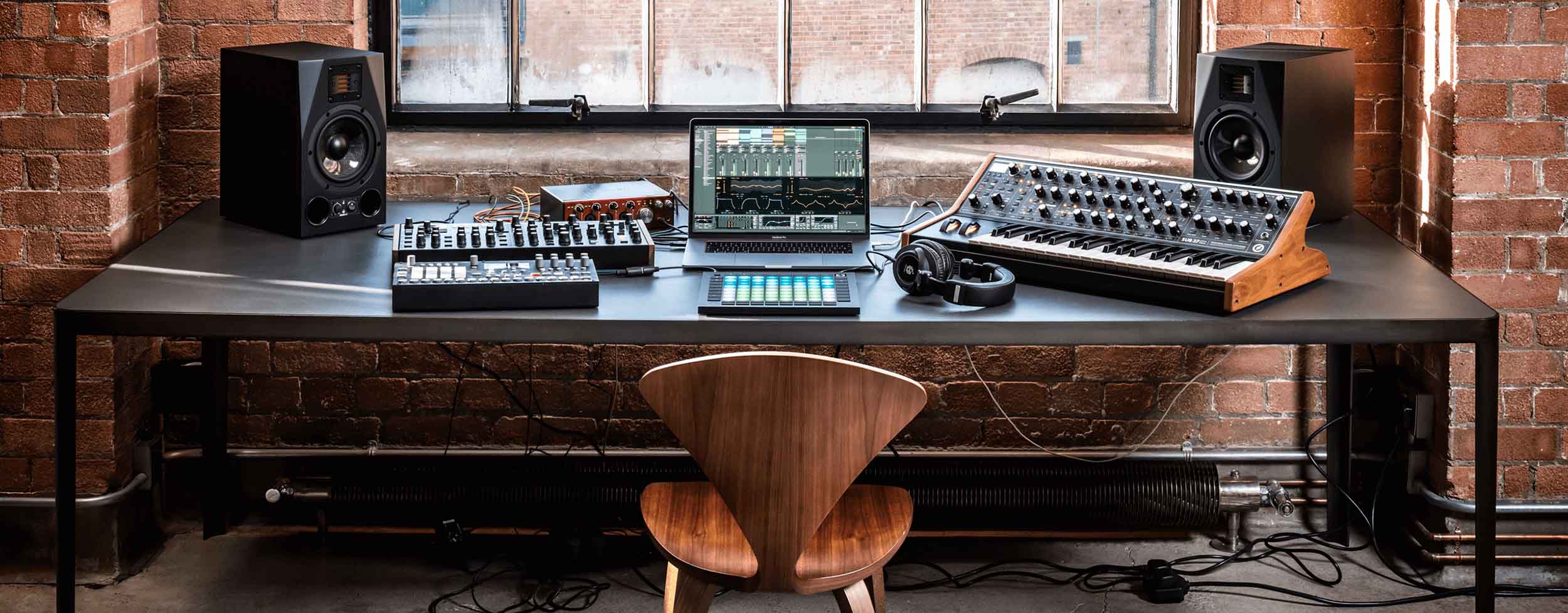 Novation LAUNCHPAD-PRO MIDI Controller and Grid Instrument by Novation
