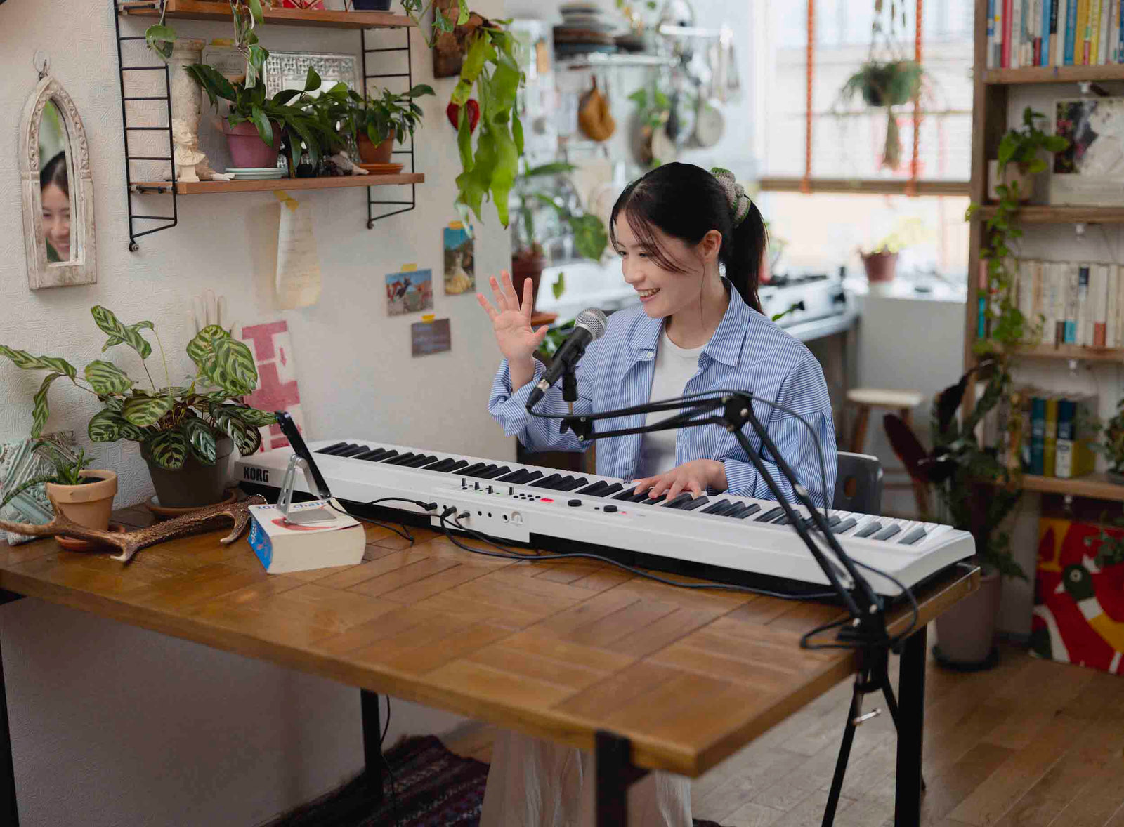 Korg L1LIVE 88-Key Digital Piano with Mic by Korg