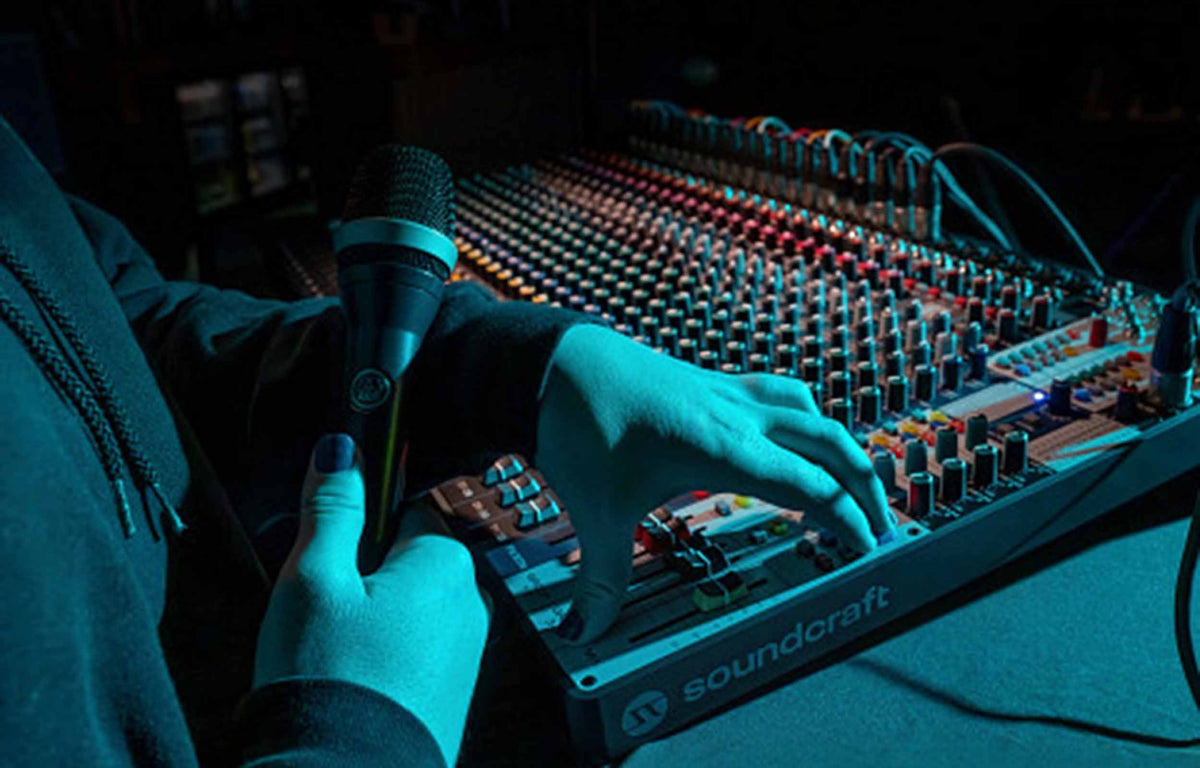 Soundcraft Signature Plus 16, 16-Channel Analog Mixer with Lexicon Effects and 4x4 USB-C Interface