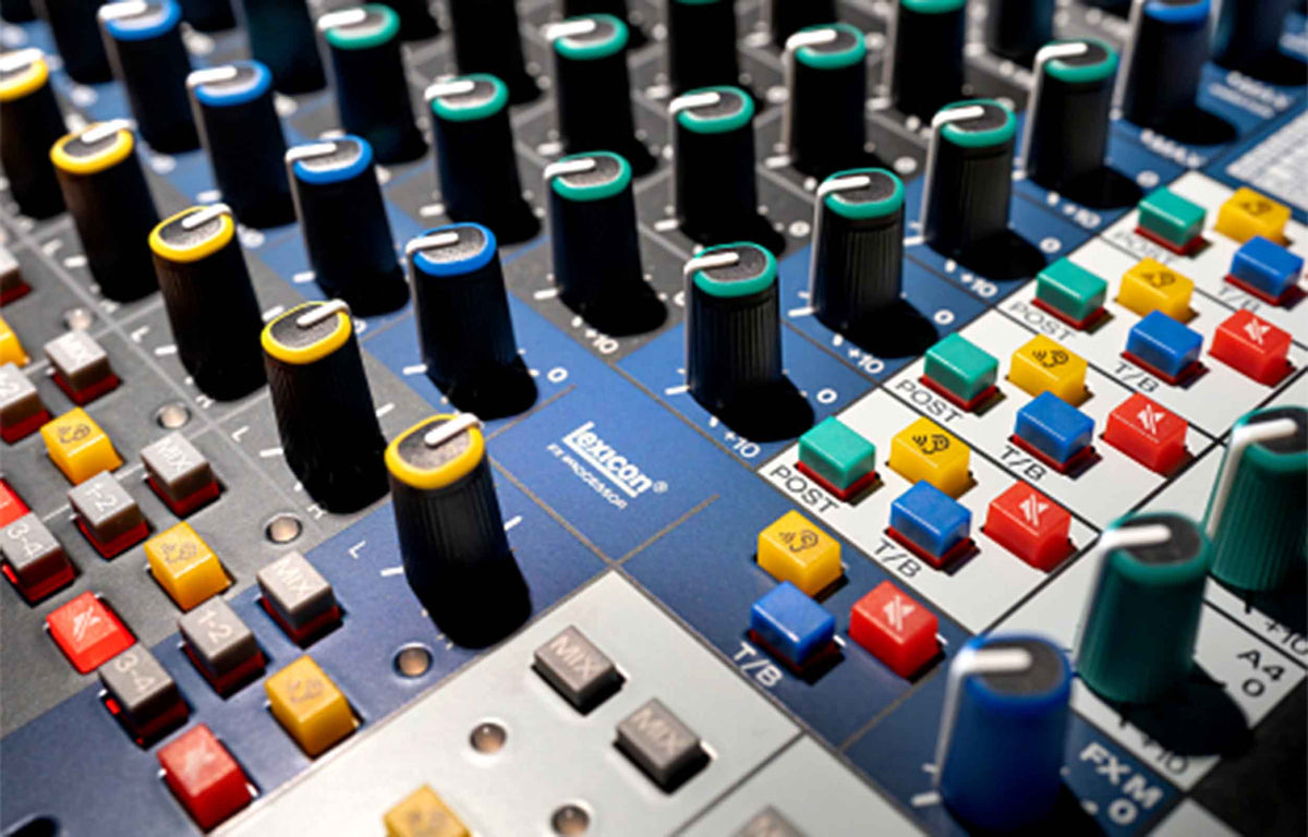 Soundcraft Signature Plus 22, 22-Channel Analog Mixer with Lexicon Effects and 4x4 USB-C Interface