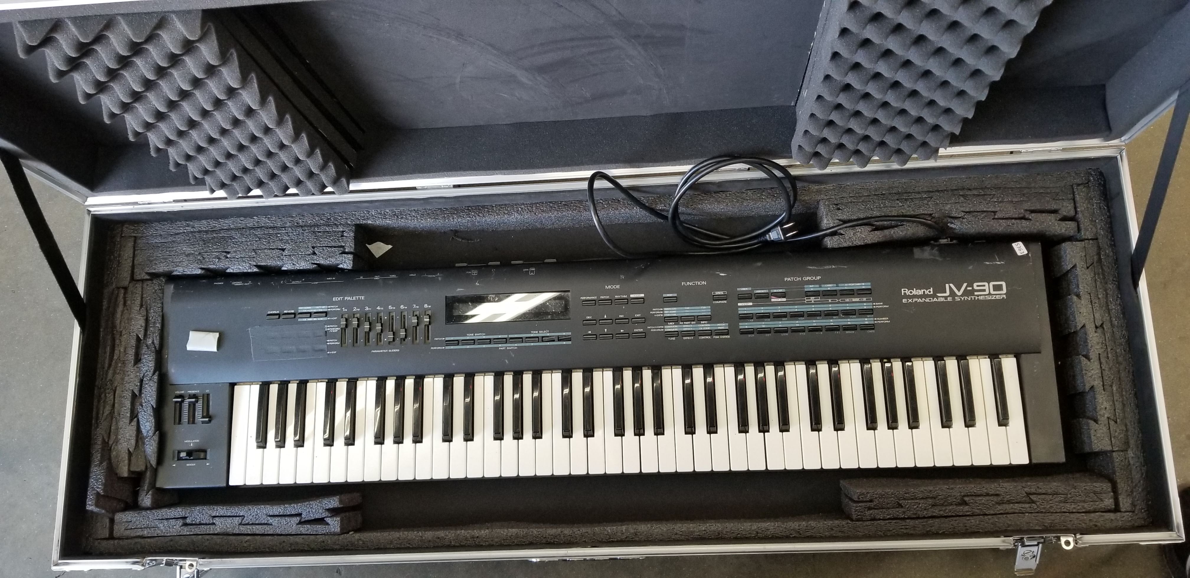 Roland JV-90 ローランド シンセサイザー ケース付き 動作確認済み 動作確認済 Roland ローランド【JV-90】ハードケース付き