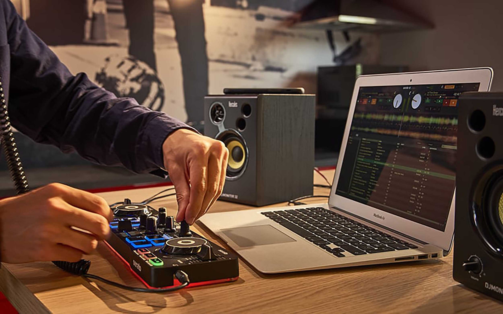 Hercules DJCONTROL-STAR Starlight DJ Controller for Serato DJ Lite by Hercules