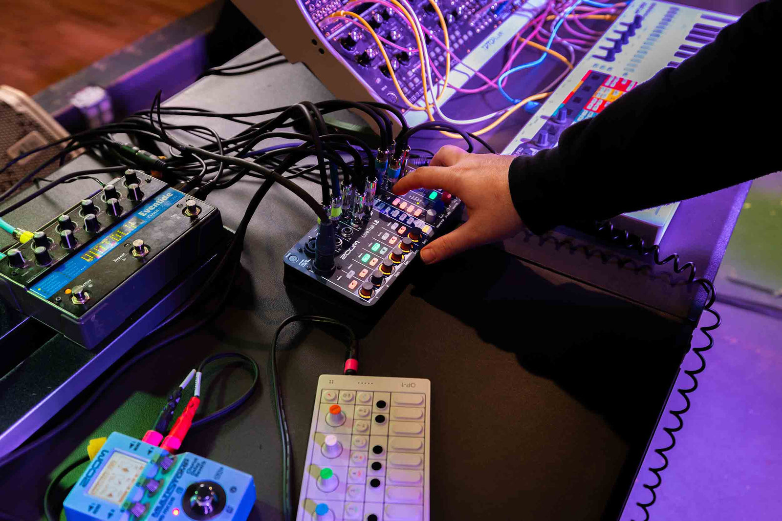 ZOOM ZL6, 10-Track Digital Mixer and Recorder by Zoom