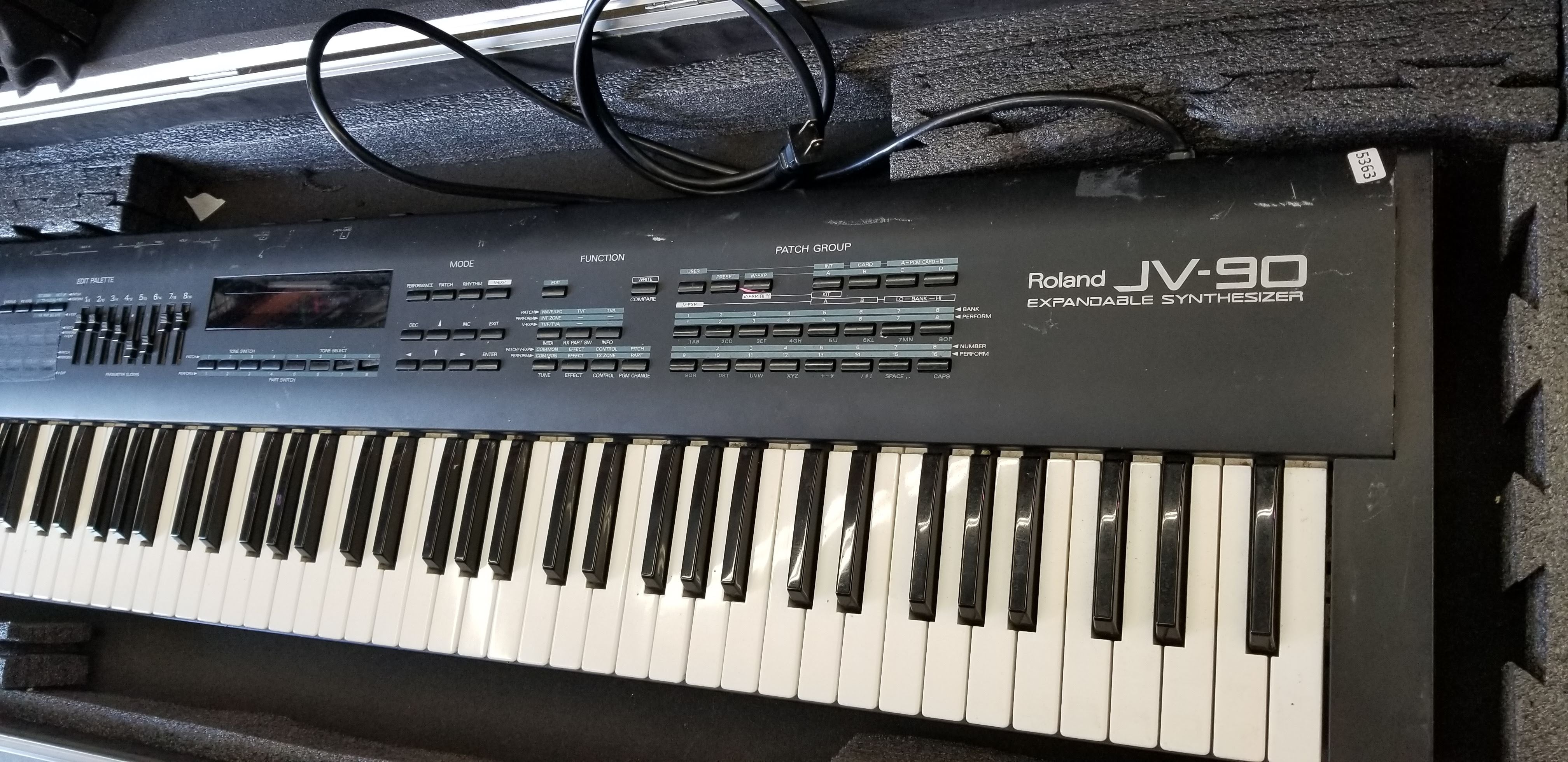 B-Stock: Roland JV-90 Expandable Synthesizer - USED / STORE DEMO