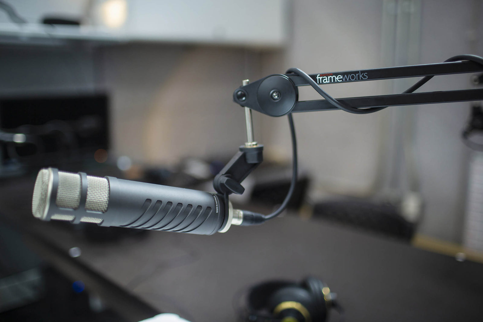 Gator Frameworks GFWMICBCBM2000 Desktop Mic Boom Stand for Podcasts & Recording by Gator Cases