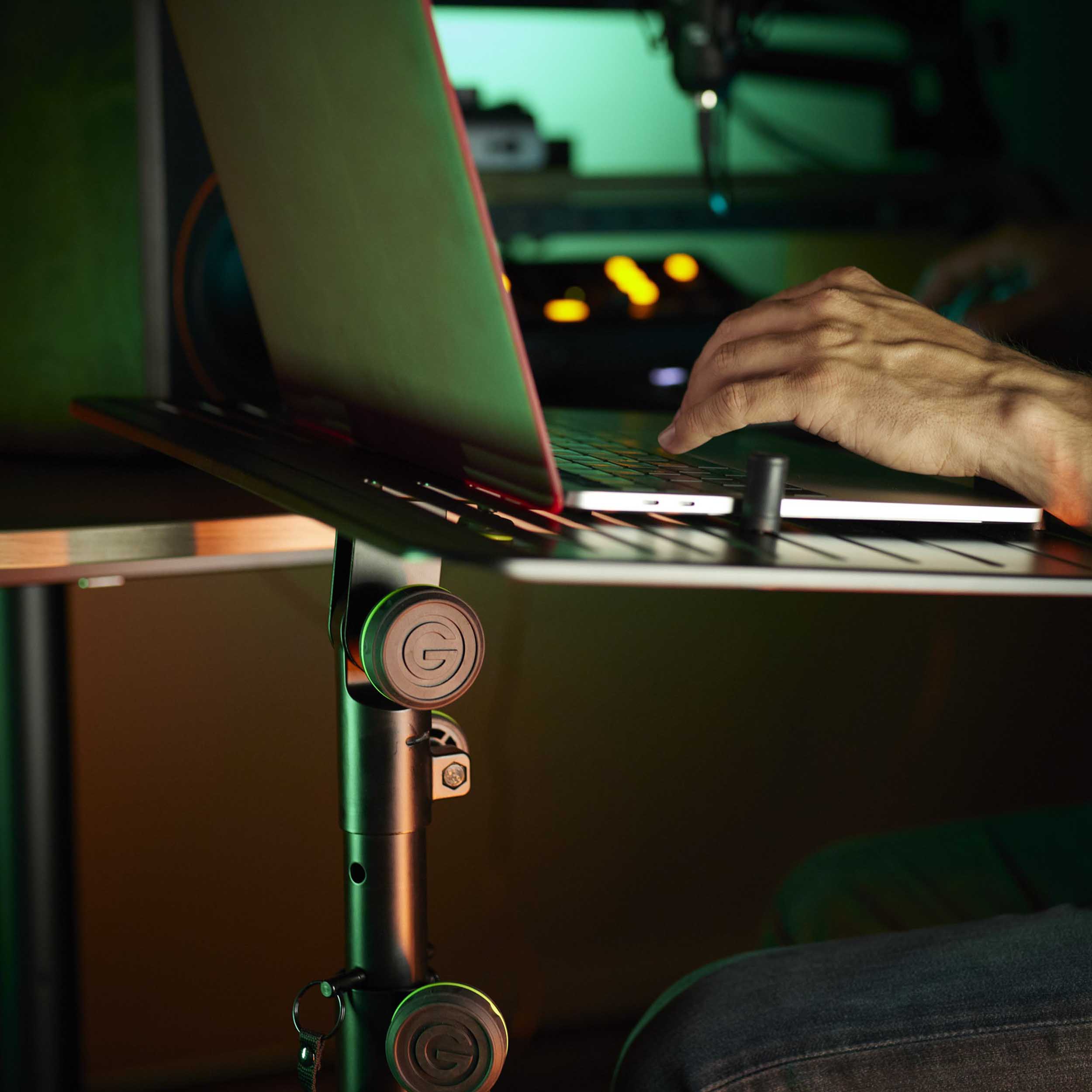 Gravity LTS T 02 B, Universal Laptop Stand with Adjustable Holding Pins and Steel Base - Black - Hollywood DJ