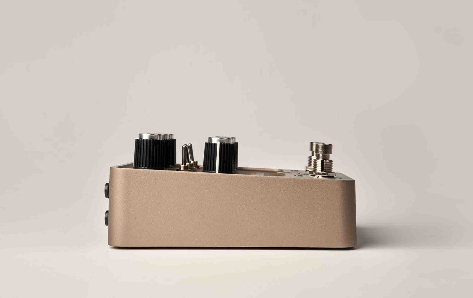 Universal Audio GOLDEN Reverberator Stereo Effects Pedal - Hollywood DJ